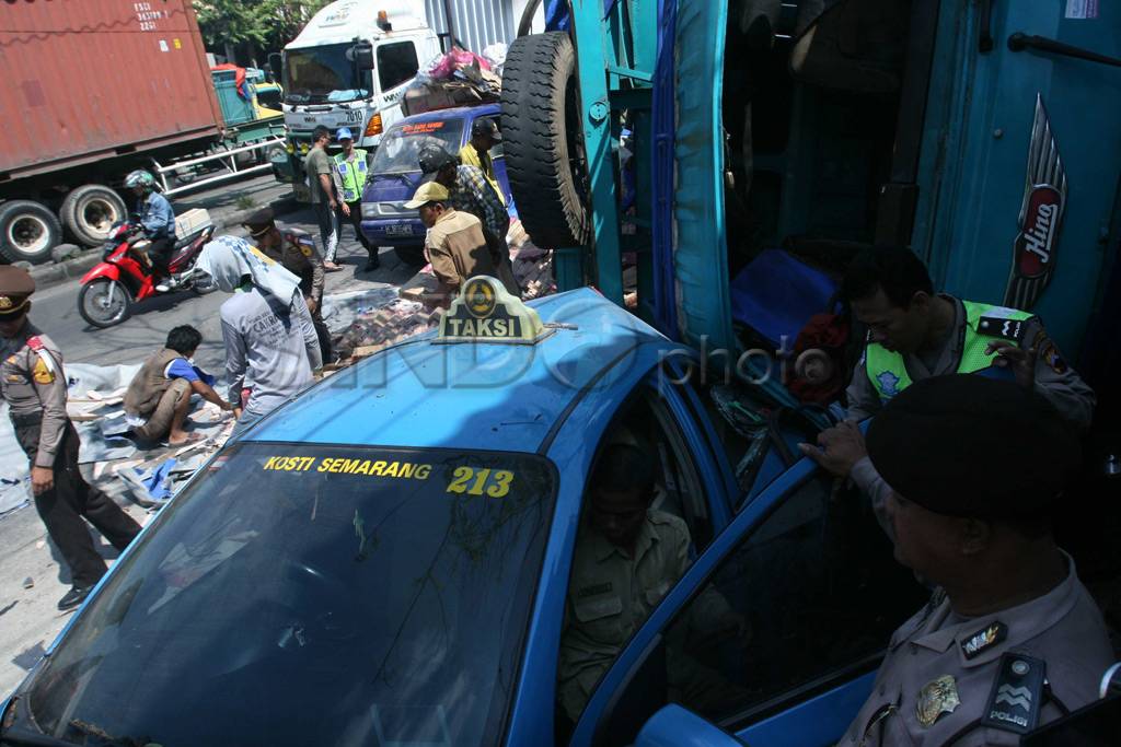 Kecelakaan empat kendaraan,...