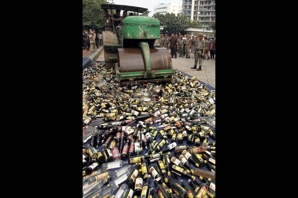 Ribuan botol Miras dimusnahkan