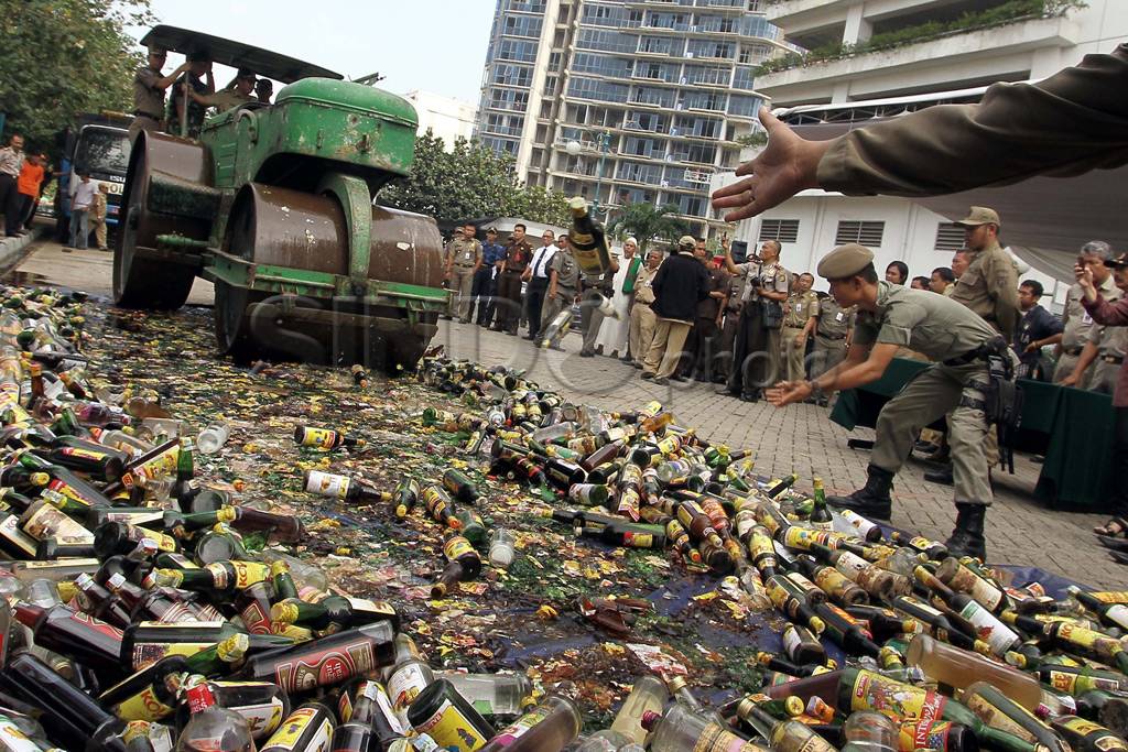 Ribuan botol Miras dimusnahkan