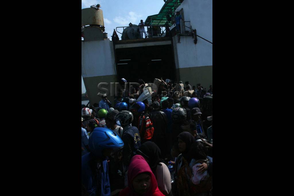 Ribuan pemudik dari...