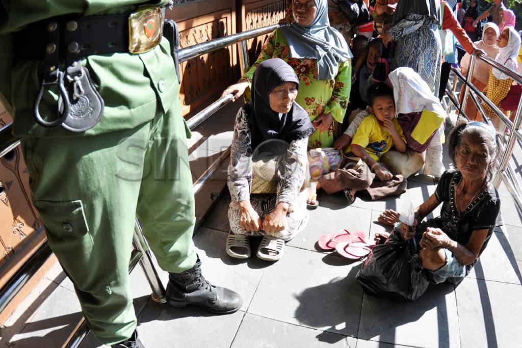 Ribuan warga antre zakat...