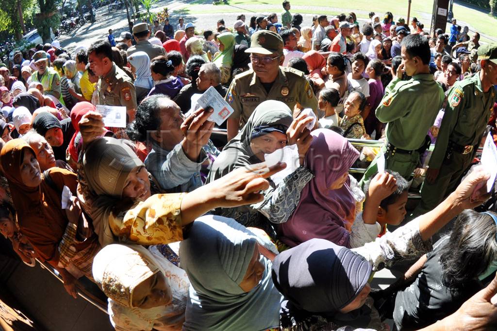 Ribuan warga antre zakat...