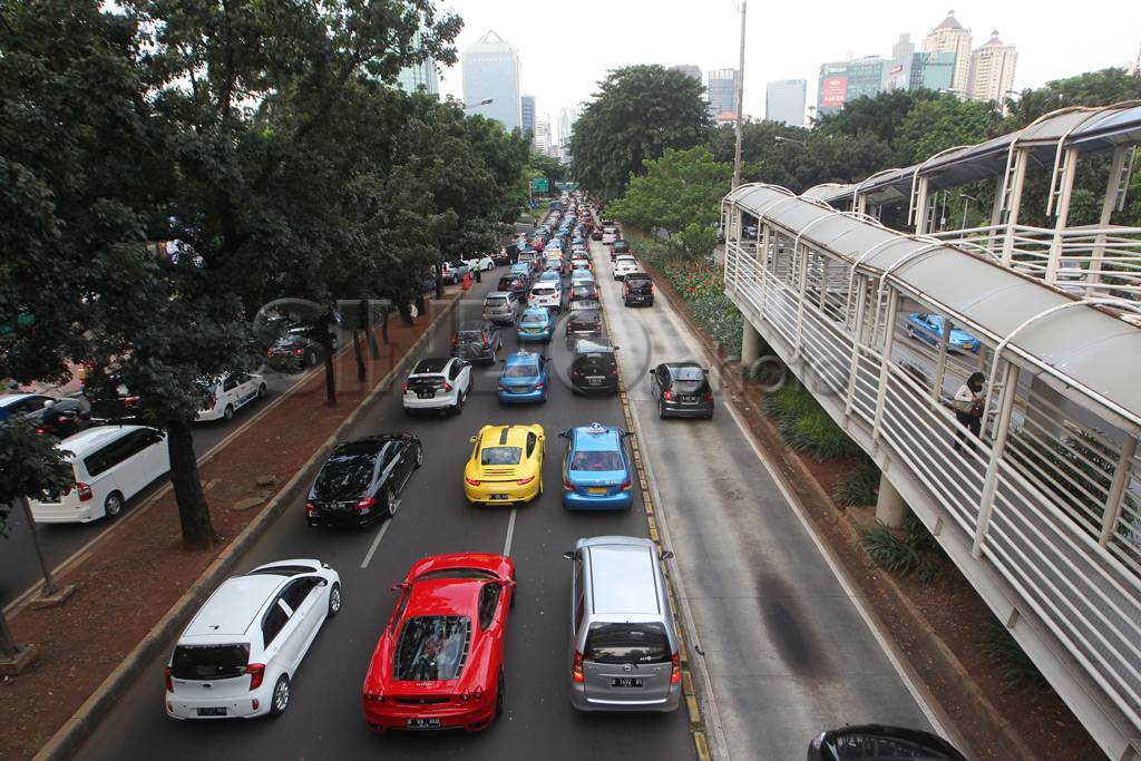 Supercar terjebak macet