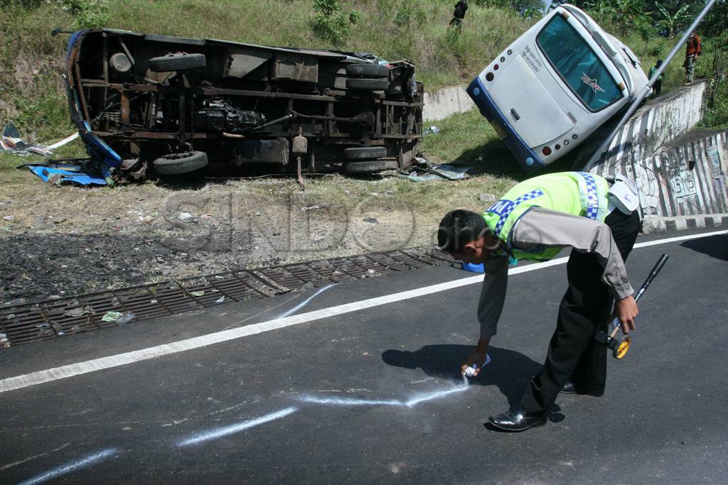 Tabrakan beruntun di...