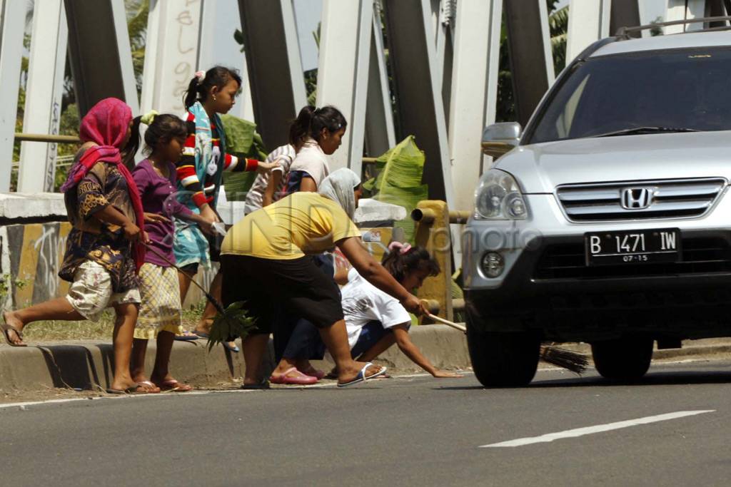 Aksi pemungut uang di...