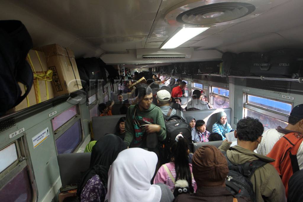 Stasiun Senen makin...