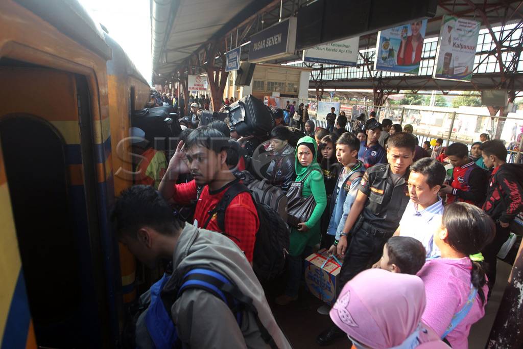 Stasiun Senen makin...