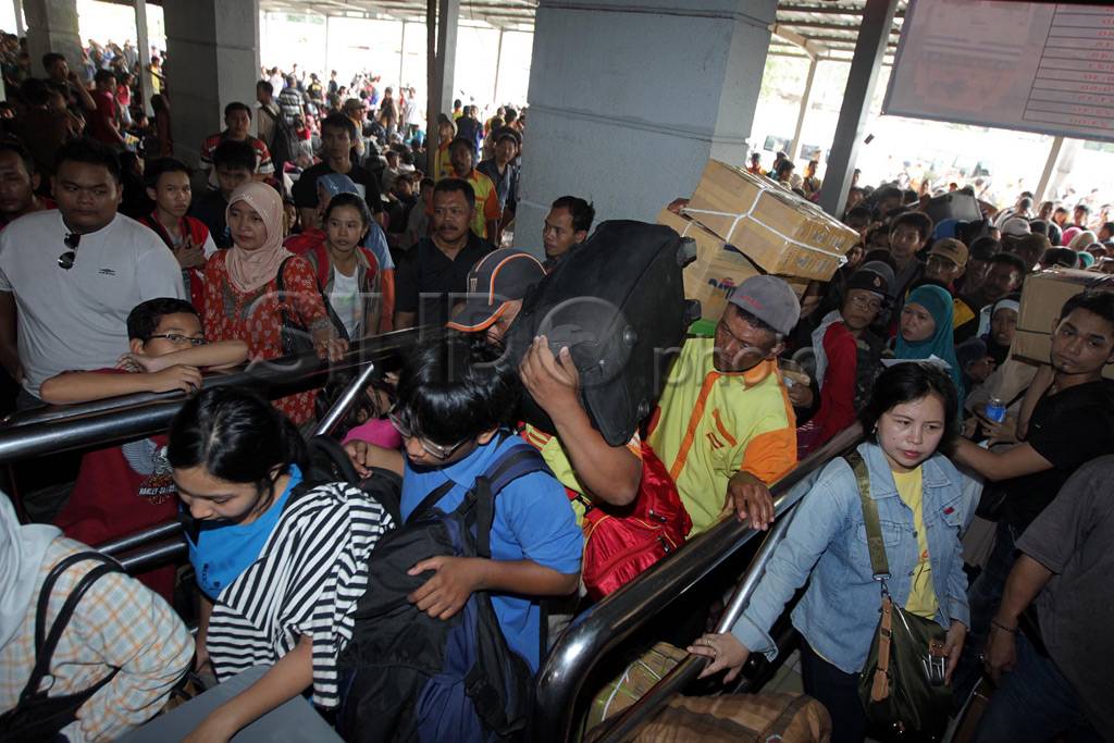 Puncak arus mudik, Stasiun...