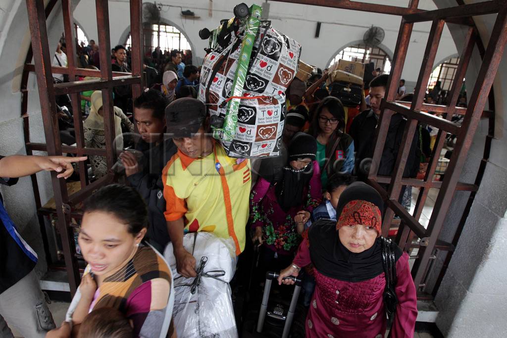 Puncak arus mudik, Stasiun...