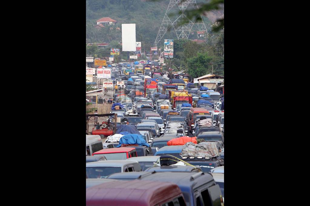 Macet pintu tol Merak