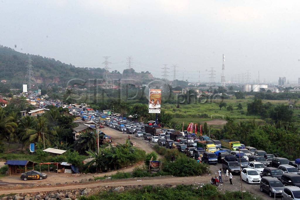 Macet pintu tol Merak