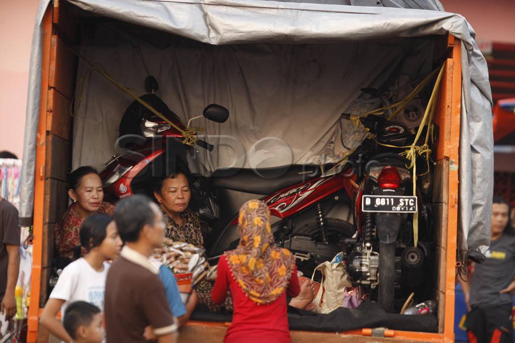 Lesehan di bak truk...