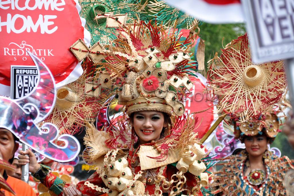 Model cantik sambut...