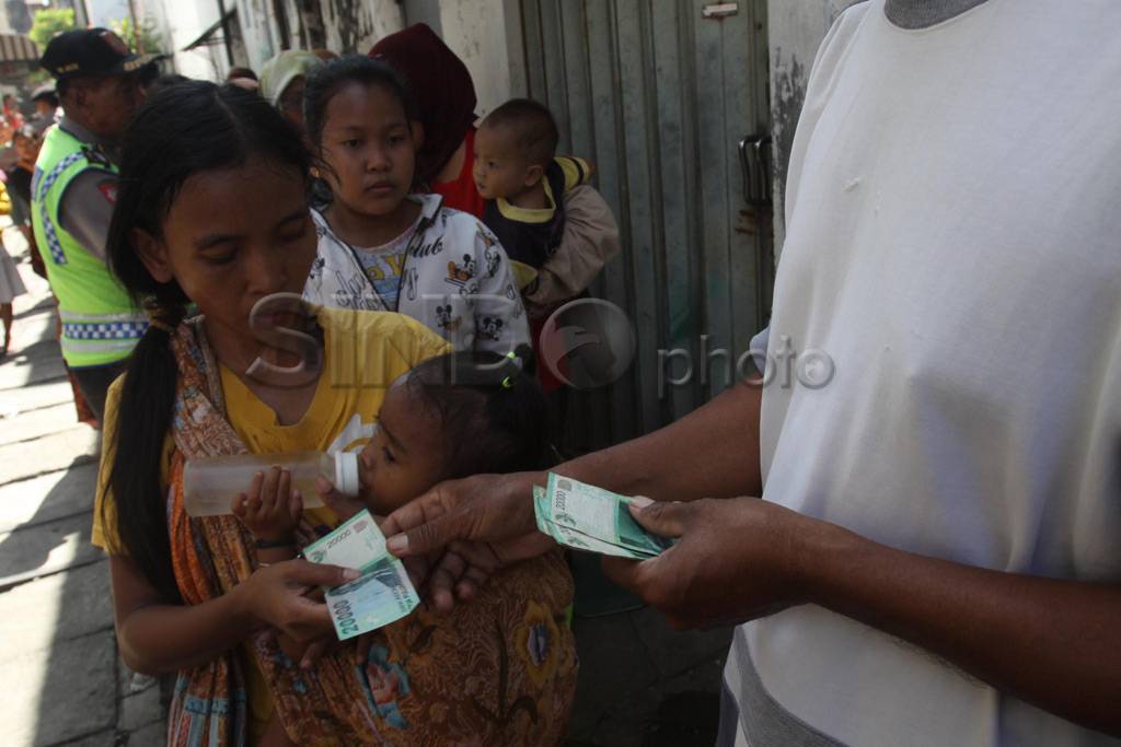 Warga berdesakan antre...