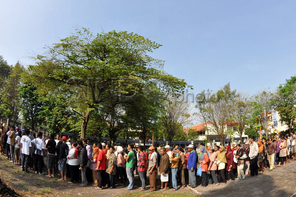 Pengguna BB ikut antre...