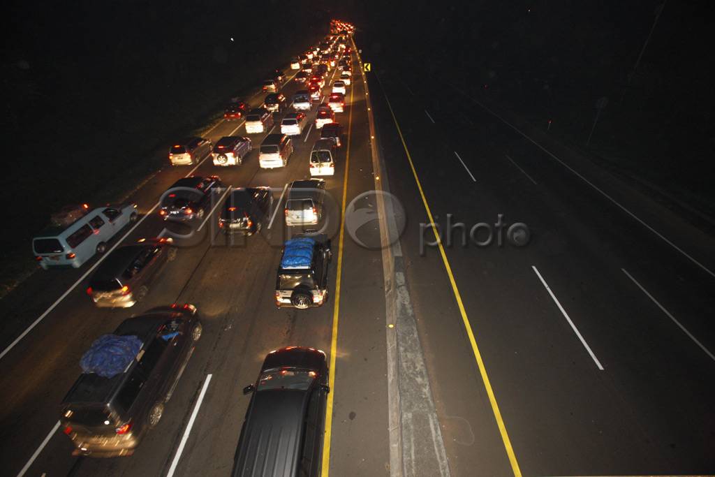 Jelang tengah malam,...