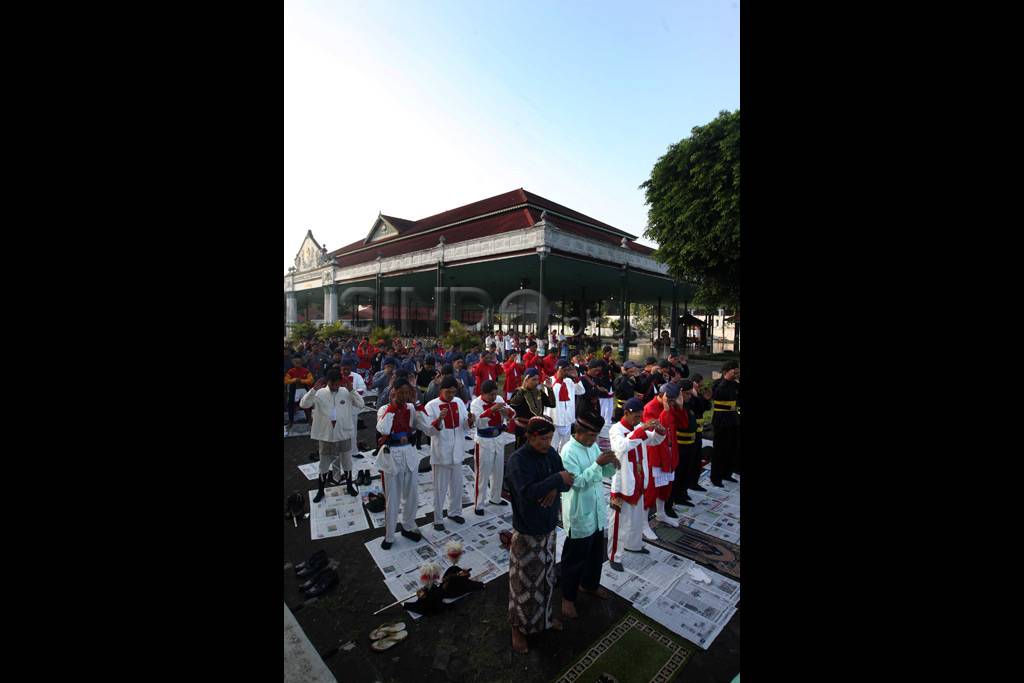 Abdi dalem ikuti salat...