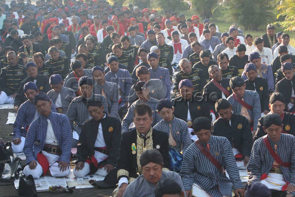 Abdi dalem ikuti salat...