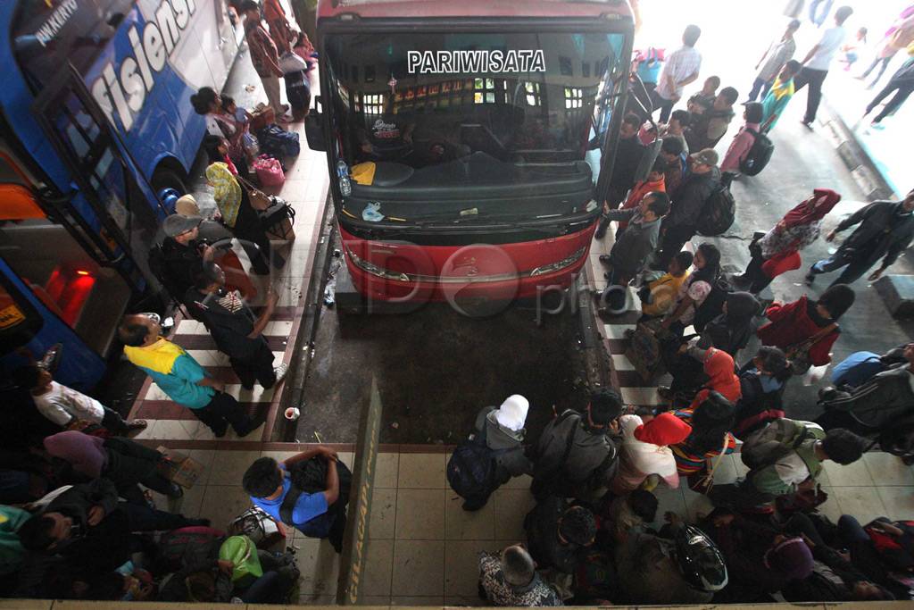 Puluhan penumpang berebut...