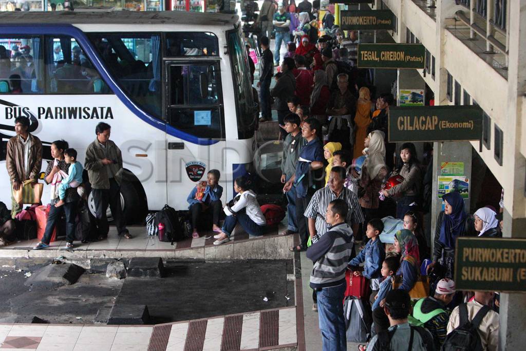 Puluhan penumpang berebut...
