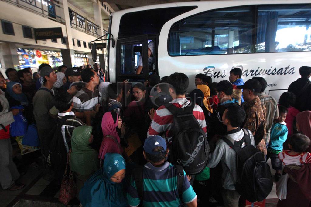 Puluhan penumpang berebut...