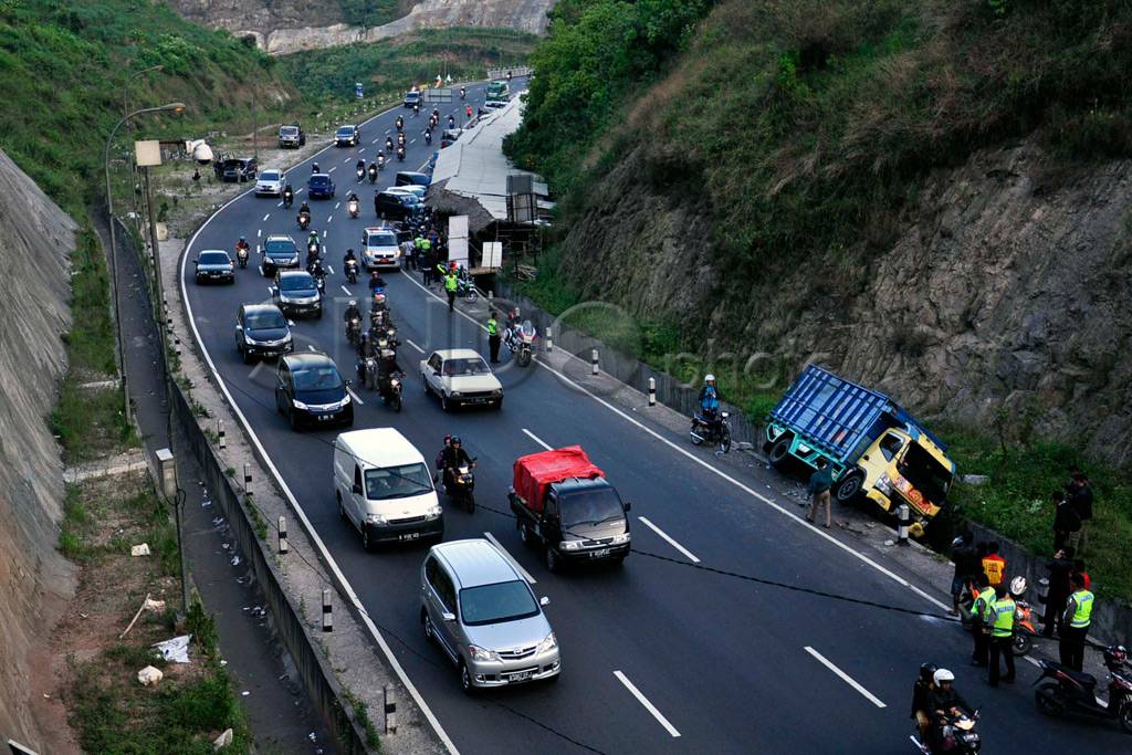 Supir ngantuk, truk...