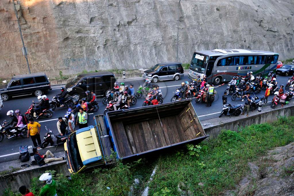 Supir ngantuk, truk...