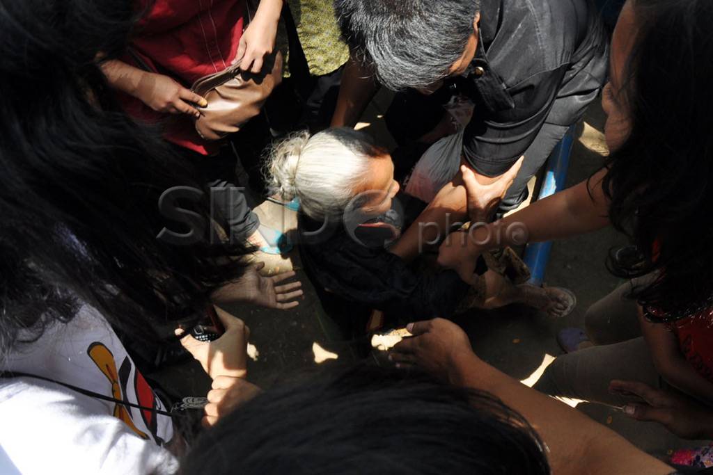 Ratusan warga berebut...