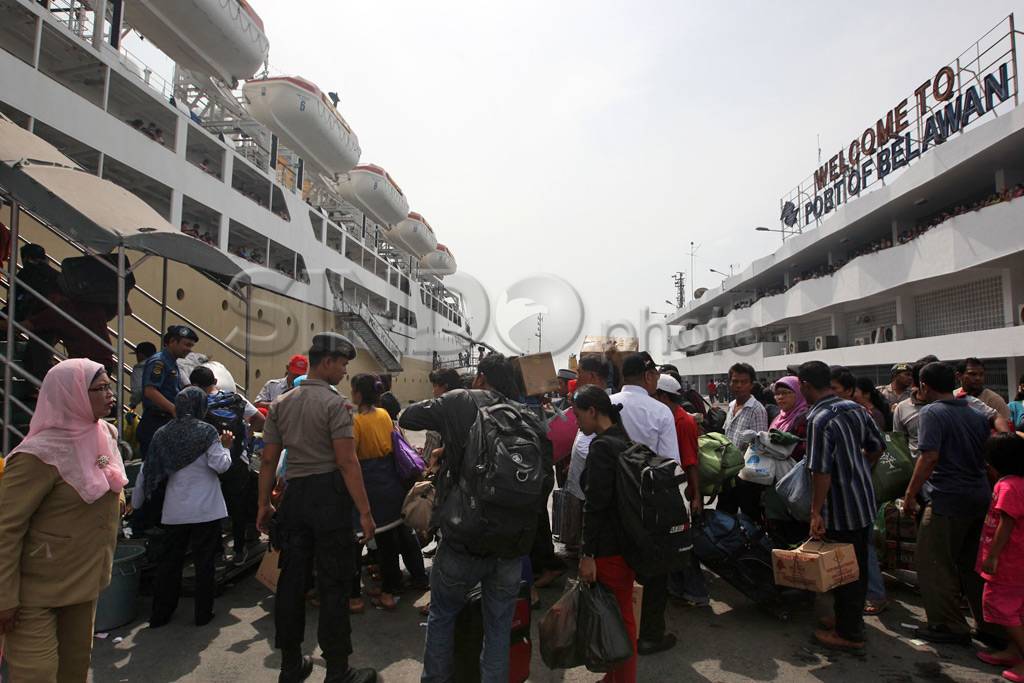 Pelabuhan Belawan dipenuhi...