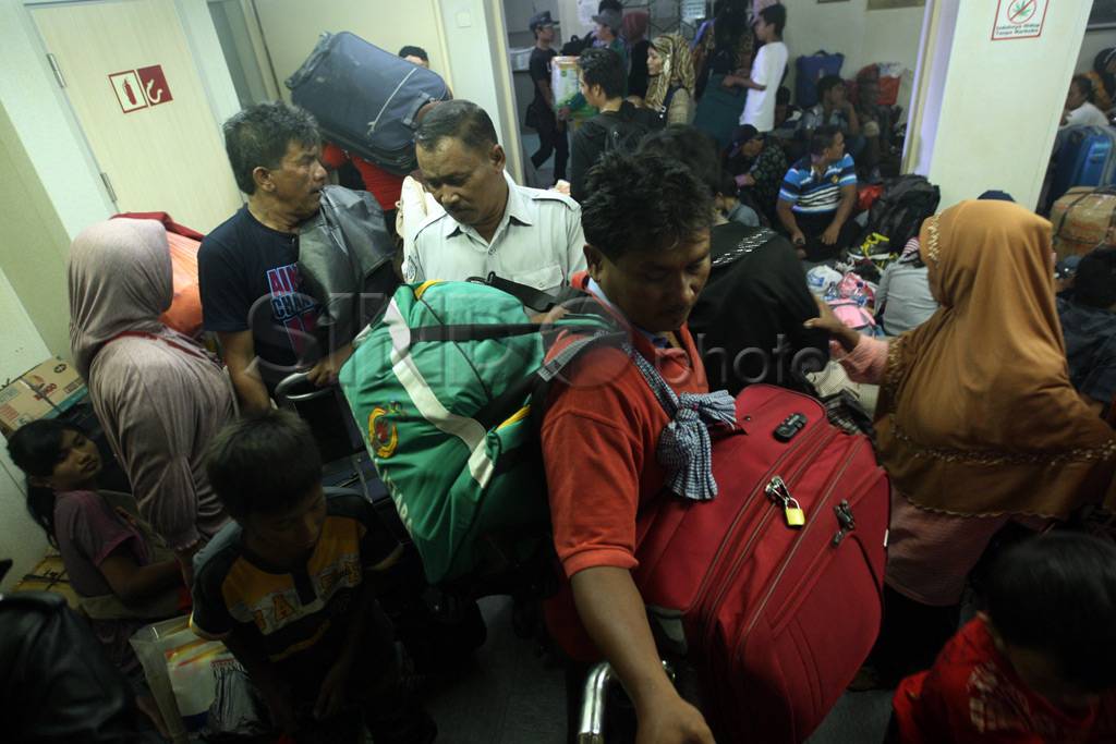 Pelabuhan Belawan dipenuhi...