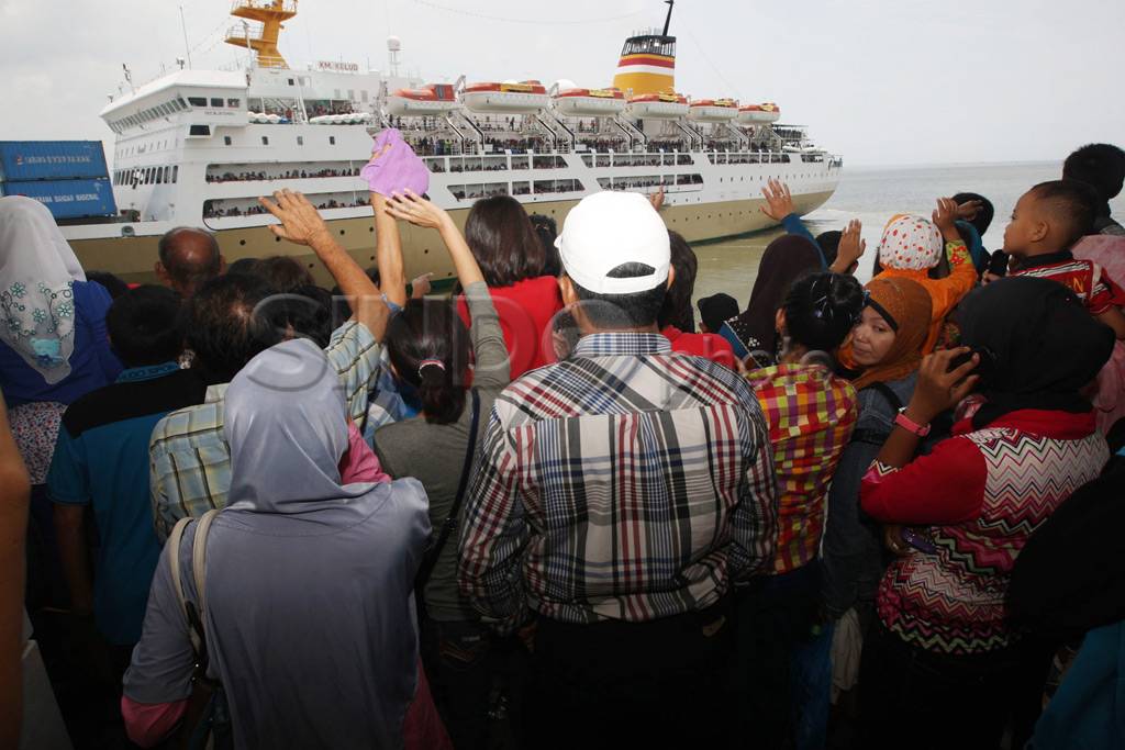 Pelabuhan Belawan dipenuhi...