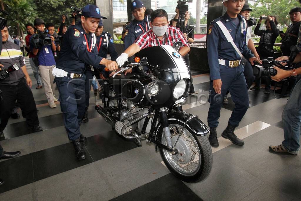 Barang bukti suap Rudi...