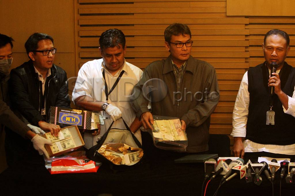 Barang bukti suap Rudi...