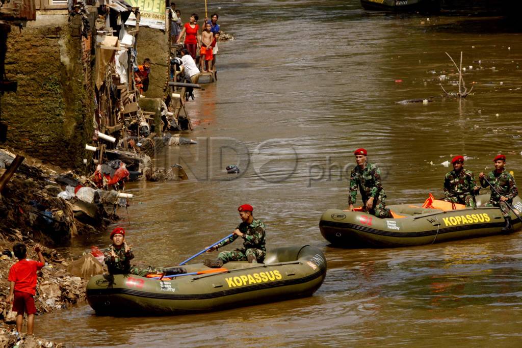 TNI bersihkan Ciliwung