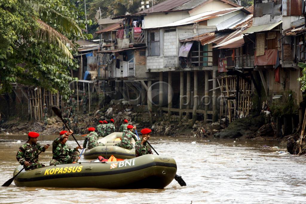 TNI bersihkan Ciliwung