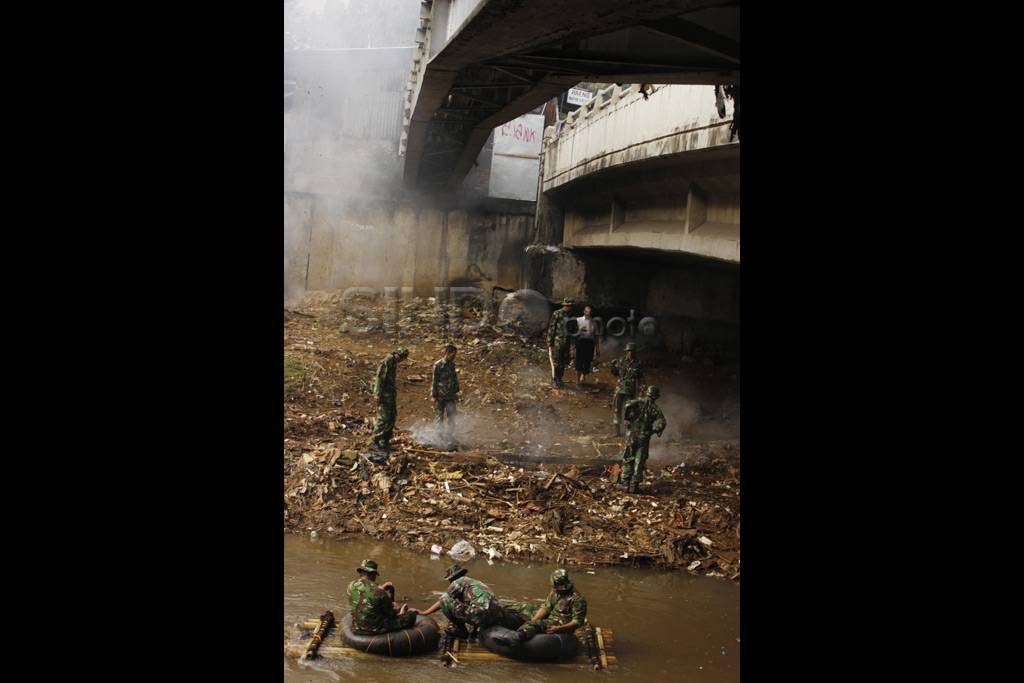TNI bersihkan Ciliwung