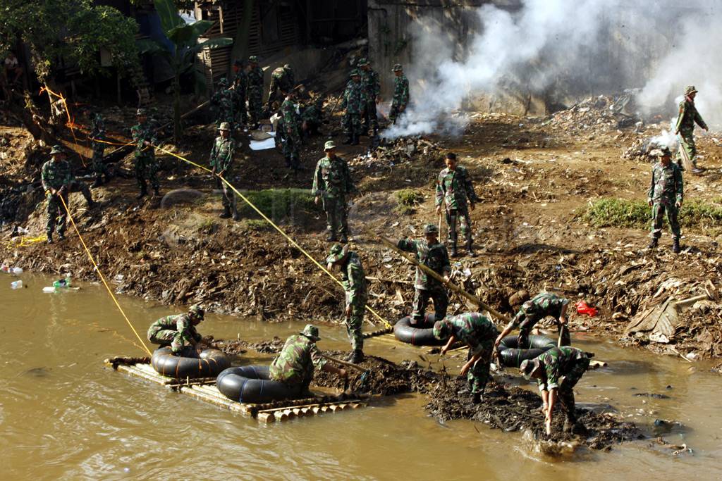 TNI bersihkan Ciliwung