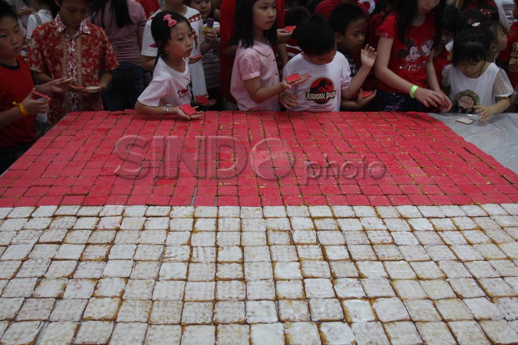 Bendera raksasa terbuat...