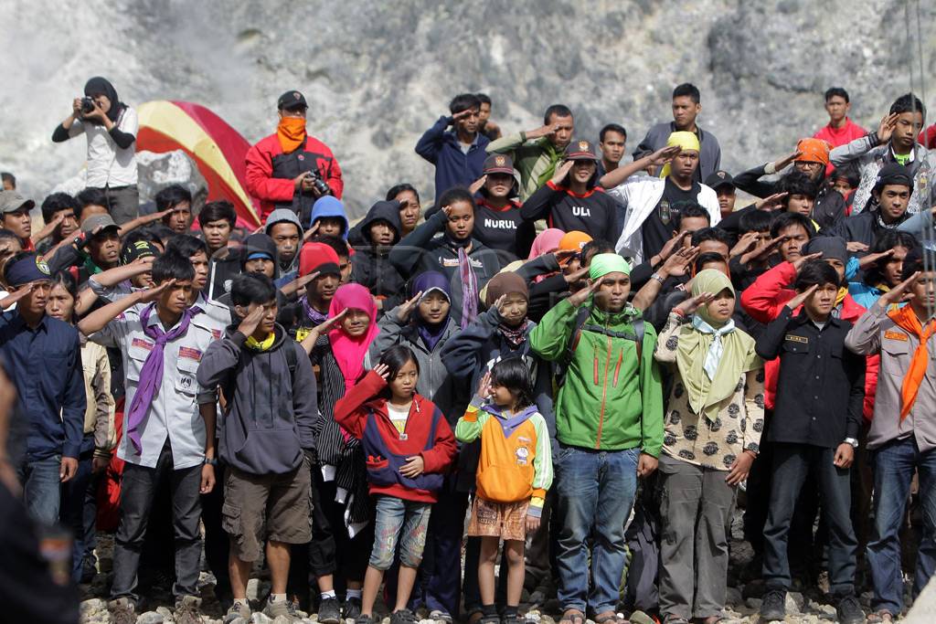 Panjat pinang di puncak...