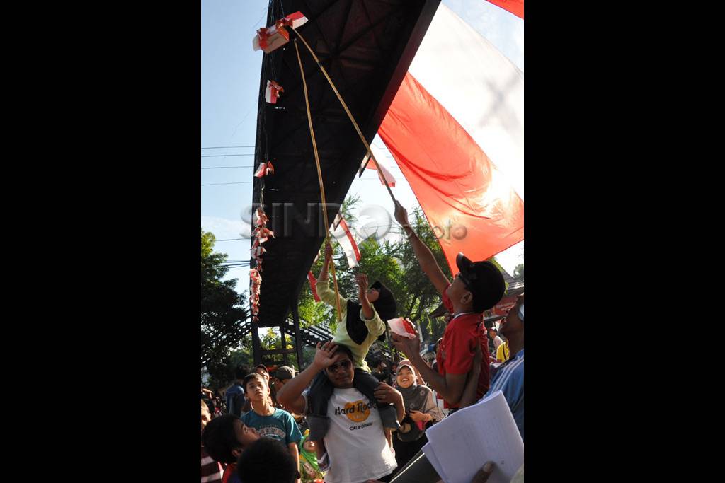 Warga berebut angpao...