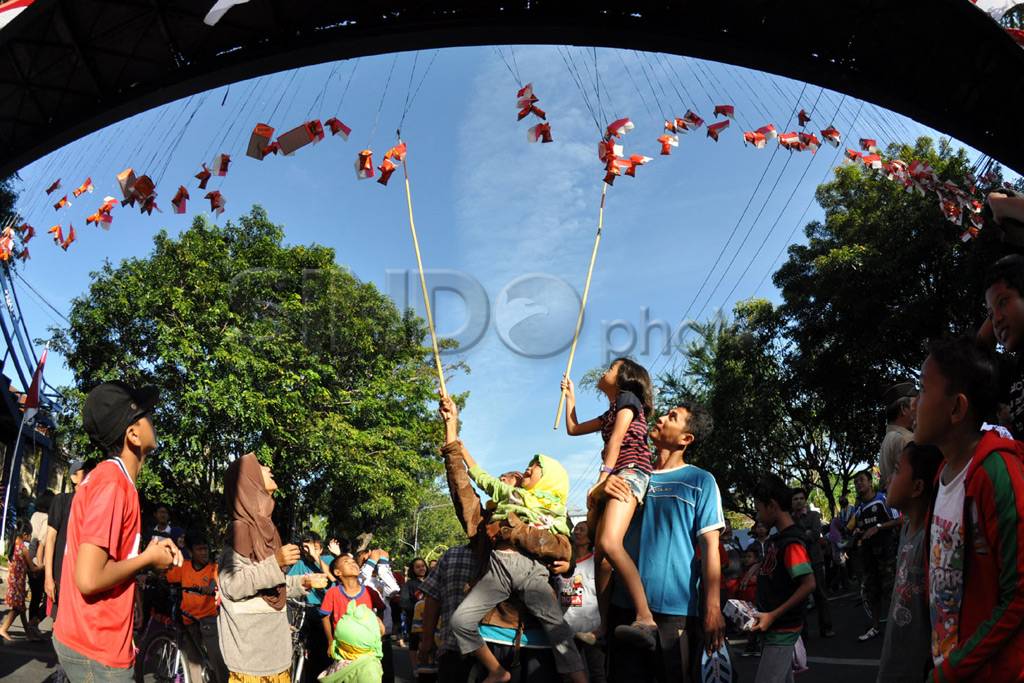 Warga berebut angpao...