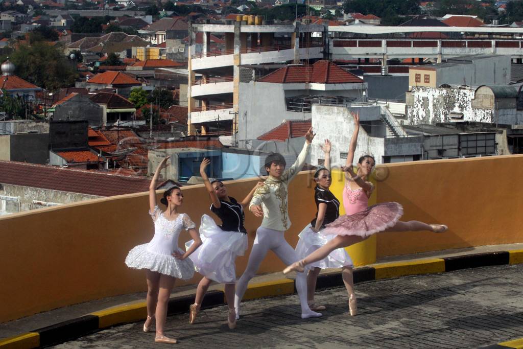 Ballerina latihan di...