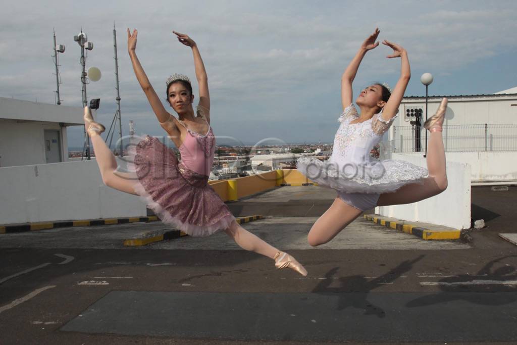 Ballerina latihan di...
