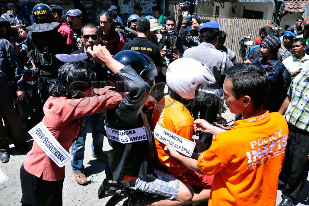 Rekontruksi pembunuhan...