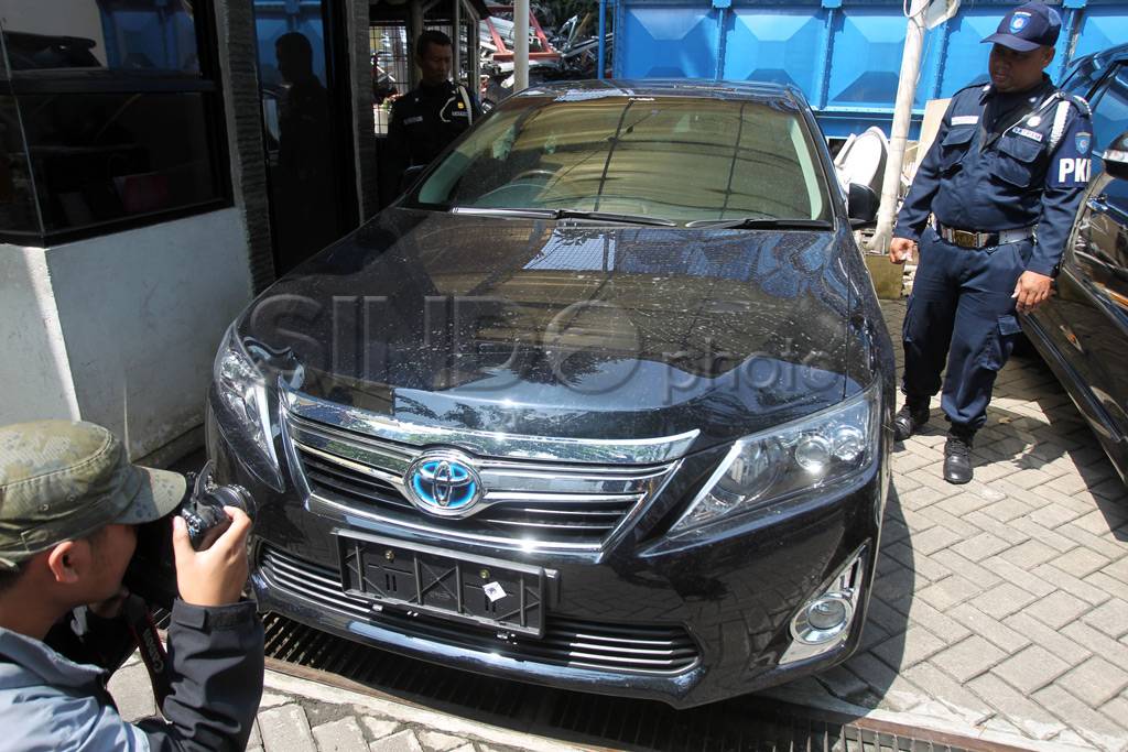 Mobil Camry Hybrid milik...