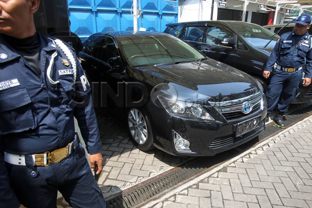 Mobil Camry Hybrid milik...