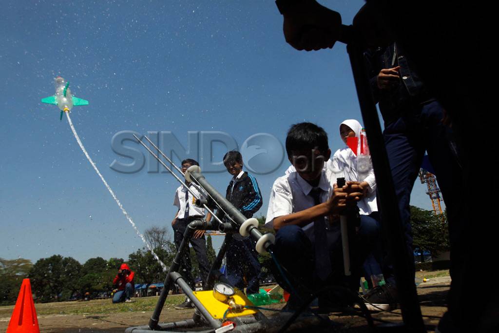 Peluncuran roket air...