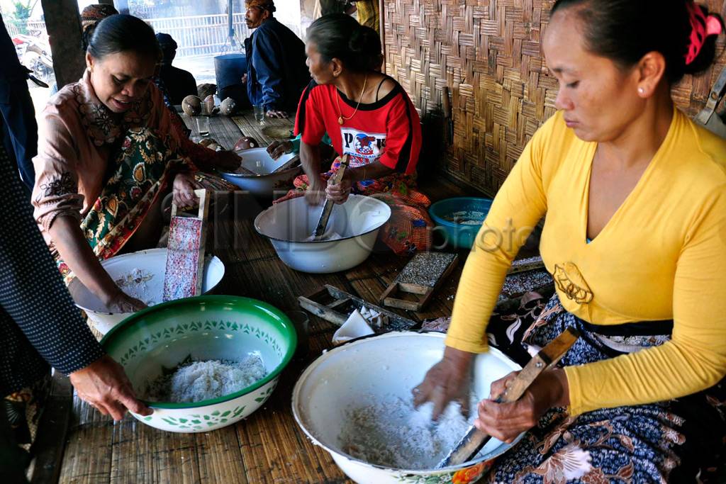 Warga kasepuhan cipta...