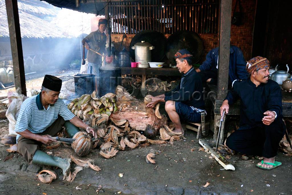 Warga kasepuhan cipta...