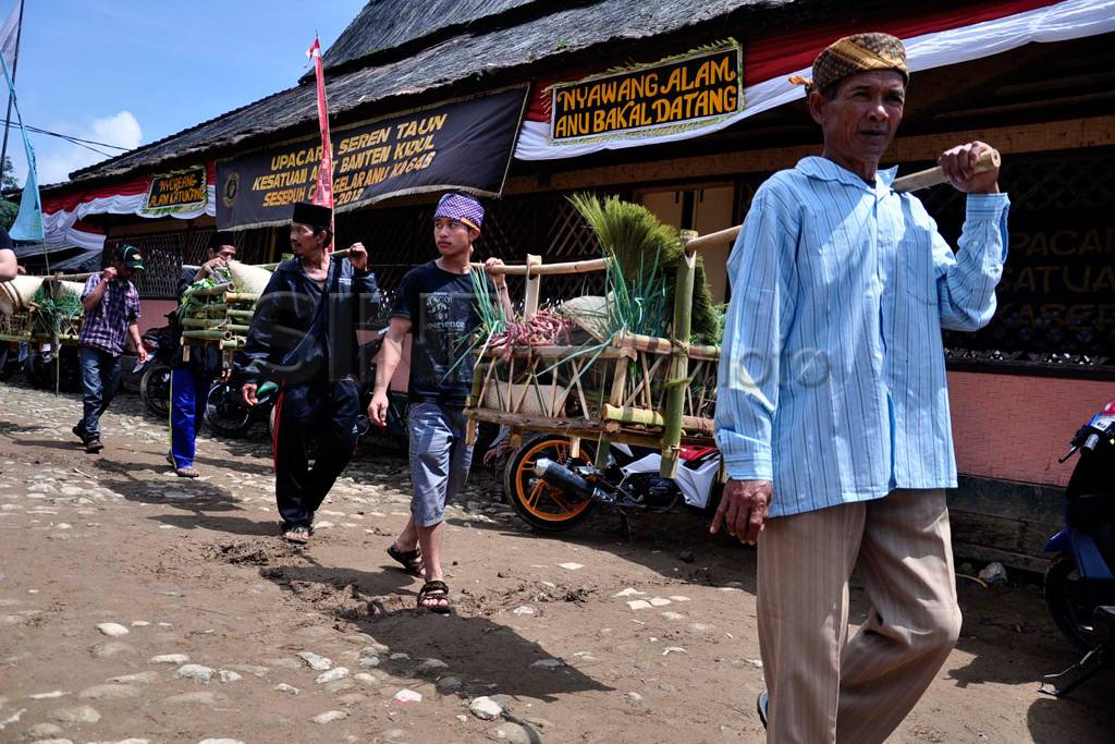 Warga kasepuhan cipta...